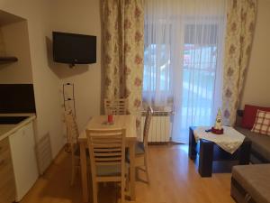 Telewizja i/lub zestaw kina domowego w obiekcie Willa i domki Victoria