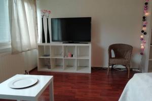 ein Wohnzimmer mit einem TV und einem weißen Tisch in der Unterkunft Nice apartment in Vaasa in Vaasa