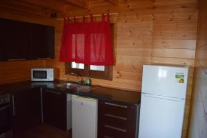 Kuchyň nebo kuchyňský kout v ubytování Bungalows Park Albufera