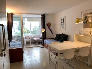 uma sala de estar com um sofá e uma mesa em Isla Apart em Sitges