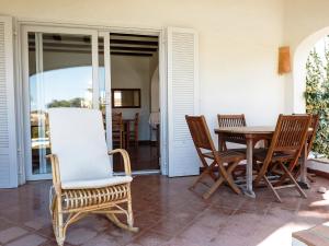 Balcon del MarにあるHoliday Home Toscal by Interhomeのパティオ(テーブル、椅子付)