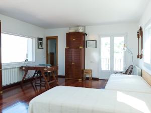 Balcon del MarにあるHoliday Home Toscal by Interhomeのベッドルーム1室(ベッド2台、デスク、窓2つ付)