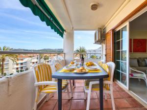 una mesa azul y sillas en un balcón con vistas en Apartment Don Pepe-1 by Interhome en Balcón del Mar