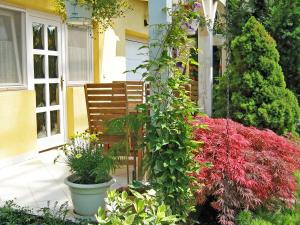 バラトンサールソーにあるApartment Orange by Interhomeの木製のベンチと植物のある庭園