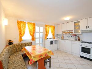 バラトンサールソーにあるApartment Orange by Interhomeのキッチン、リビングルーム(ソファ、テーブル付)