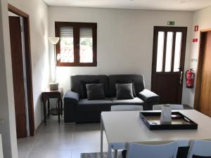 - un salon avec un canapé et une table dans l'établissement Casa da Laija - Gerês, à Gerês