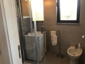 La salle de bains est pourvue d'une douche, de toilettes et d'un lavabo. dans l'établissement Casa da Laija - Gerês, à Gerês