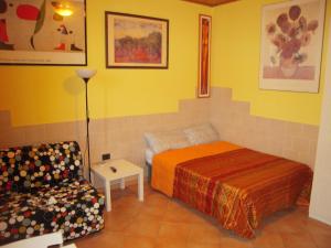 1 dormitorio pequeño con 1 cama y 1 sofá en Studio Asiago, en Bolonia