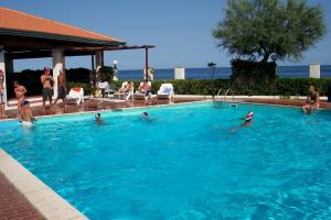 Bazén v ubytování Hotel Residence Il Gabbiano nebo v jeho okolí