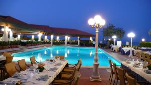 Bazén v ubytování Hotel Residence Il Gabbiano nebo v jeho okolí