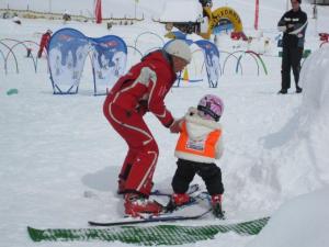 リーダーアルプにあるApartment Almenrausch West by Interhomeの雪上の子を助ける女
