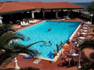 Bazén v ubytování Hotel Residence Il Gabbiano nebo v jeho okolí
