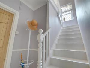 ブロードステアーズにあるHoliday Home York Manie by Interhomeの白い階段と階段