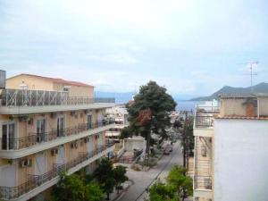 una vista aerea di una strada cittadina con edifici di Nikos Rooms a Loutra Edipsou