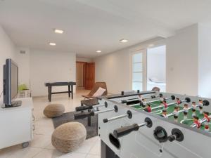 Herní místnost v ubytování Holiday Home Villa Beach Front by Interhome