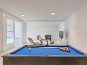 Biliár nebo kulečník v ubytování Holiday Home Villa Beach Front by Interhome