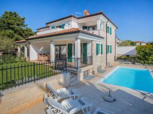 Bazén v ubytování Holiday Home Villa Beach Front by Interhome nebo v jeho okolí