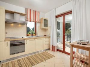 Dapur atau dapur kecil di Holiday Home Villa Beach Front by Interhome