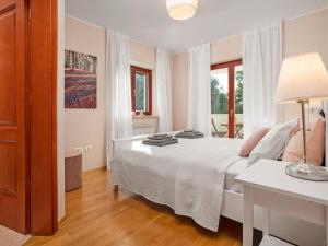 Postel nebo postele na pokoji v ubytování Holiday Home Villa Beach Front by Interhome