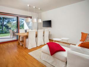 ein Wohnzimmer mit einem Tisch und einem weißen Sofa in der Unterkunft Holiday Home Villa Beach Front by Interhome in Savudrija