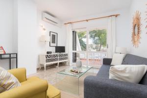 a living room with a couch and a table at Mercuri in Port d'Alcudia