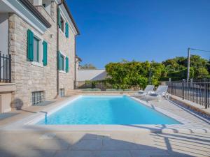 Bazén v ubytování Holiday Home Villa Beach Front by Interhome nebo v jeho okolí