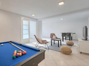 Biliár nebo kulečník v ubytování Holiday Home Villa Beach Front by Interhome