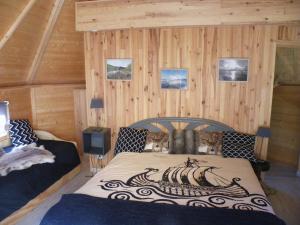 Un pat sau paturi într-o cameră la kotas-Esprit Nordique