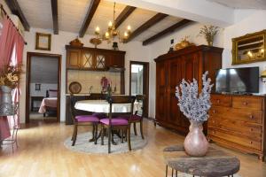 un soggiorno con tavolo e una sala da pranzo di City House Apartments a Tivat