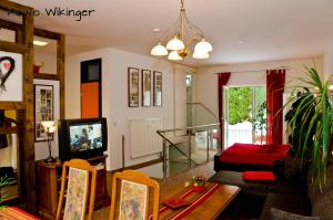 a living room with a couch and a table and a television at Ferienhaus - Am Kütertor - alle Apartments mit Terrasse oder Balkon - in top Lage in Stralsund