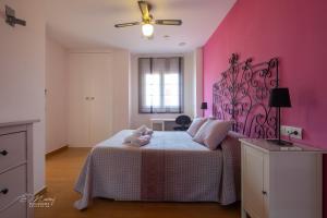 A bed or beds in a room at Apartamentos Mérida Center