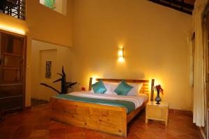 Rúm í herbergi á Pranavam Resort & Spa