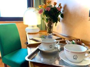 Příslušenství pro přípravu čaje a kávy v ubytování Hotel Ristorante SASSO