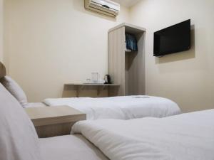 Postel nebo postele na pokoji v ubytování Hotel Nusantara Indah Syariah