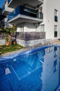 uma piscina em frente a um edifício em Boban Luxury Suites em Split