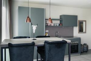 cocina con mesa de comedor con sillas en Boban Luxury Suites en Split