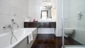 Een badkamer bij Van der Valk Hotel 's-Hertogenbosch – Vught