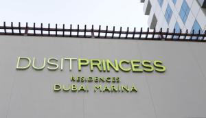 杜拜的住宿－Dusit Princess Residences Dubai Marina，建筑物一侧的标志