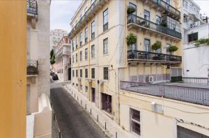 une rue vide devant un bâtiment dans l'établissement Beautiful 3-Story house in Chiado with a 40m² private terrace, à Lisbonne