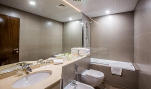 
A bathroom at Dusit Princess Residences Dubai Marina
