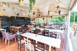 מסעדה או מקום אחר לאכול בו ב-Safaritent Glamping Orlando in Chianti