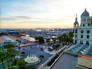 uma vista para uma cidade com um porto e um edifício em Alicante Room and gayfriendly em Alicante