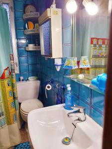 bagno con lavandino e servizi igienici di Alicante Room and gayfriendly ad Alicante