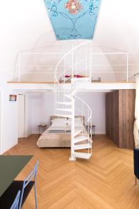 Letto a castello in camera con soffitto di Dimora Cummà Marì a Vieste