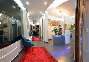 a lobby with blue chairs and a red rug at Ribera Eiffel in Paris