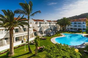 The swimming pool at or close to Apartamentos Los Rosales