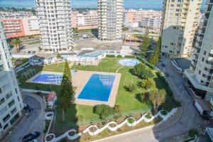 un complejo de apartamentos con piscina en el centro de una ciudad en Casa do Barco, Vista Praia Armação Pêra, en Armação de Pêra