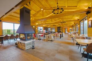 班斯科Cornelia Deluxe Residence的一间带壁炉和桌椅的餐厅 更多164张照片