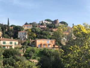 Foto dalla galleria di maison de vacances Médiévale Bormes-les-Mimosas village a Bormes-les-Mimosas