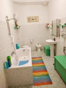 La salle de bains est pourvue d'une baignoire, de toilettes et d'un lavabo. dans l'établissement Delfino Blue, à Gênes